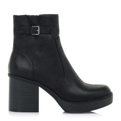 Botines tacón Mustang de color negro con cierre de cremallera en el interior, detalle de hebilla - Querol online