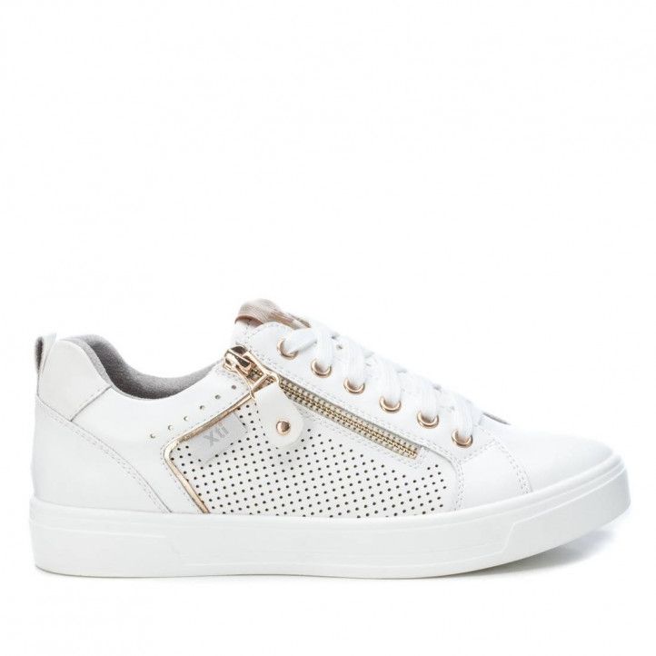 Zapatillas deportivas Xti blancas con detalles dorados, cremallera lateral y orificios