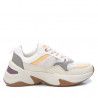 Zapatillas deportivas Xti blancas con detalles grises, amarillos y morados