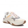Zapatillas deportivas Xti blancas con detalles grises, amarillos y morados