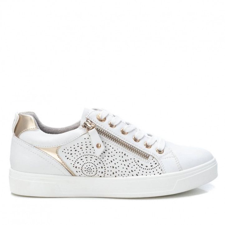 Zapatillas deportivas Xti blancas con orificios y detalles dorados - Querol online