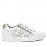 Zapatillas deportivas Xti blancas con orificios y detalles dorados