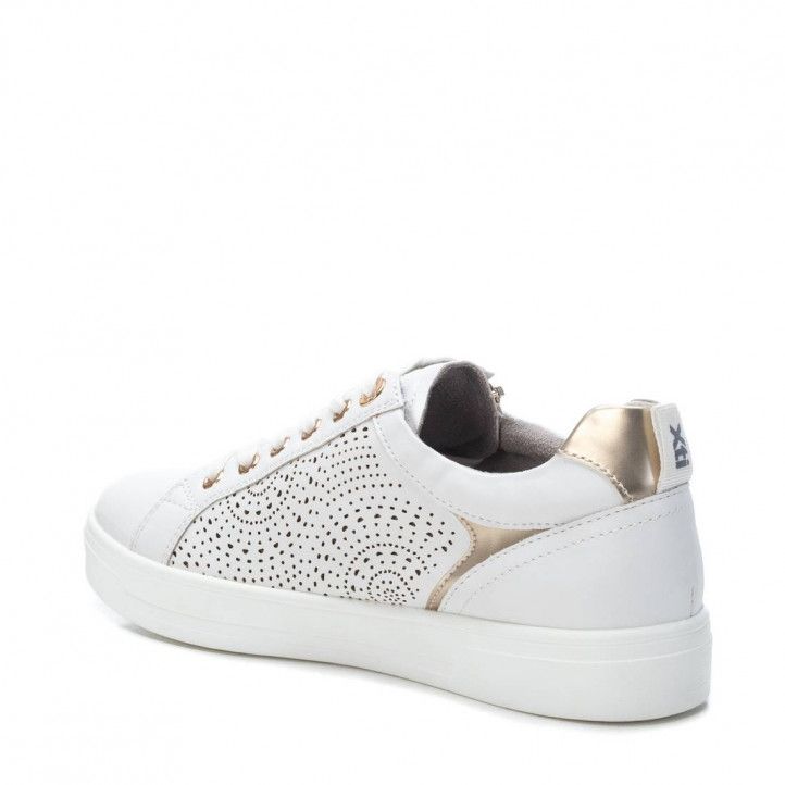 Zapatillas deportivas Xti blancas con orificios y detalles dorados - Querol online