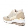 Zapatillas deportivas Xti beige y doradas de malla con cuña