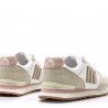 Zapatillas deportivas Mustang en tonos beige y detalles en blanco y rosas