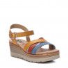 Sandalias cuña Xti con diseño de tres tiras combinando colores