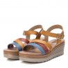 Sandalias cuña Xti con diseño de tres tiras combinando colores