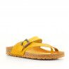 Sandalias planas Yokono con hebilla grande color mostaza
