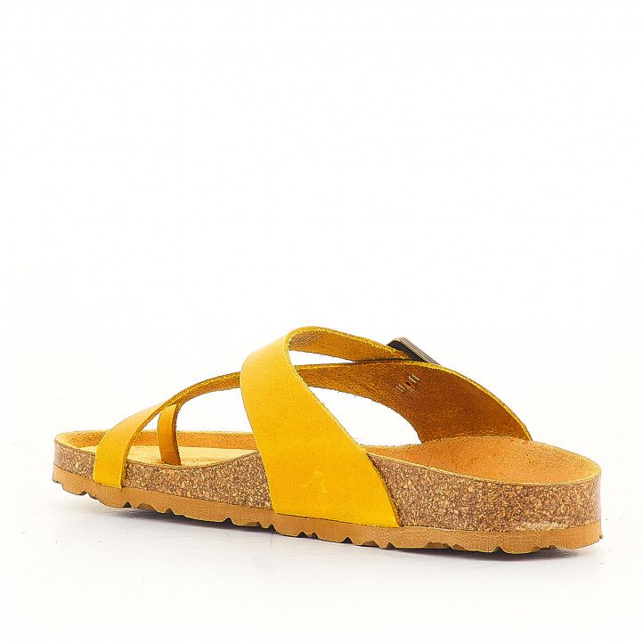 Sandalias planas Yokono con hebilla grande color mostaza - Querol online