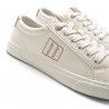 Zapatillas Mustang  con suela fina, puntera redondeada y logo bordado