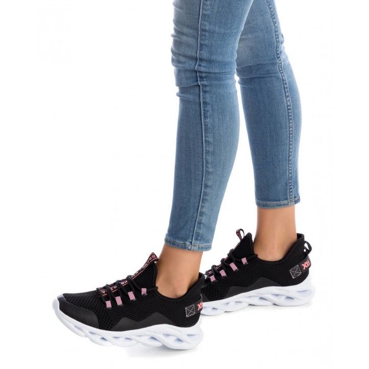 Zapatillas deportivas Xti 04361602 negras con detalles rosas - Querol online