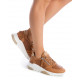 Zapatillas cuña Carmela 068247 en color camel calada y con cremallera lateral - Querol online