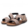 Sandalias planas Xti 044867 de antelina taupe y hebilla dorada