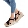 Sandalias cuña Xti 043974 negras estilo ganchillo con suela de rafia