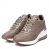 Zapatillas Xti 140050 taupe con detalles en charol