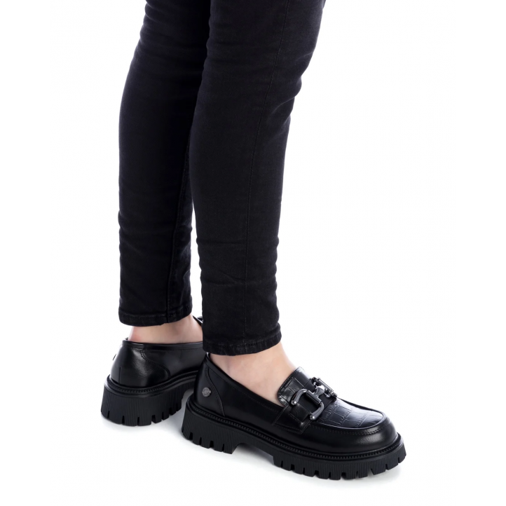 Zapatos planos Refresh 170073 negros tipo mocasín con suela track - Querol online