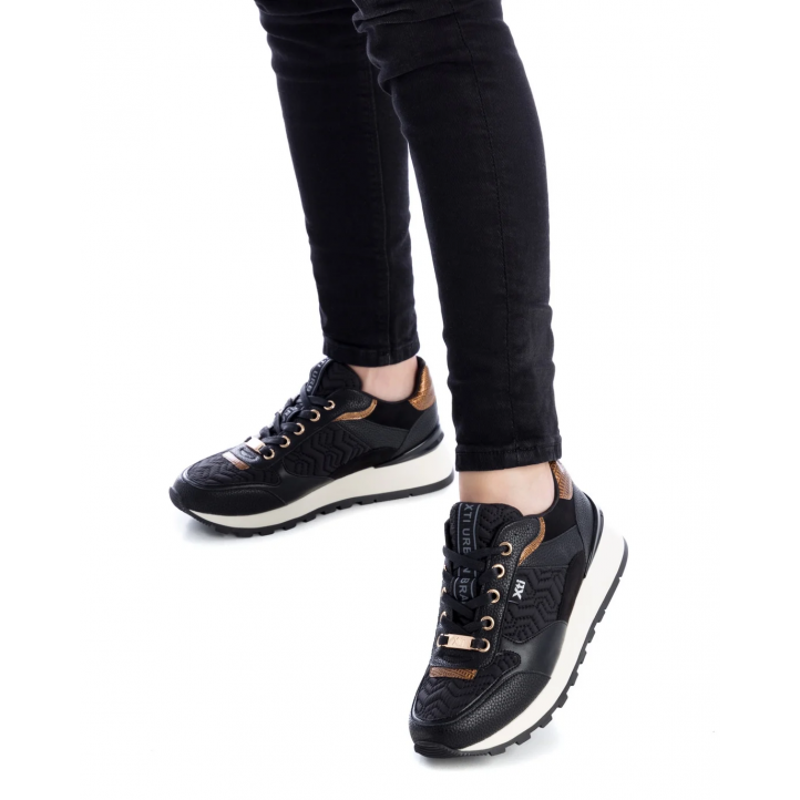 Zapatillas Xti 140016 negra con detalles dorados - Querol online
