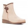 Botines planos Suite009 color beige con ligera cuña y botón lateral