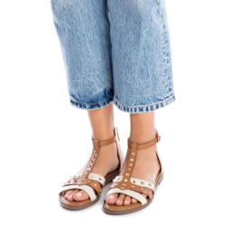 Sandalias planas Xti 141335 beig con cremallera trasera y tachuelas - Querol online