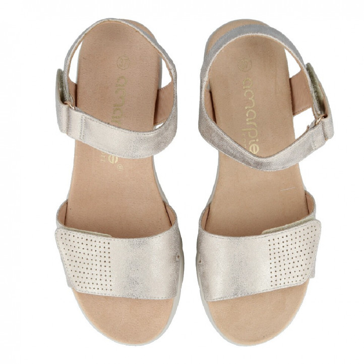 Sandalias cuña Amarpies metalizadas con cierre de velcro y cuña de 5 cm - Querol online