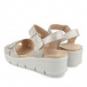Sandalias cuña Amarpies metalizadas con cierre de velcro y cuña de 5 cm