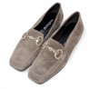 Mocasín Redlove emelda de serraje beig grisáceo con detalle metálico