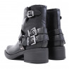 Botines planos negros estilo biker con tres hebillas