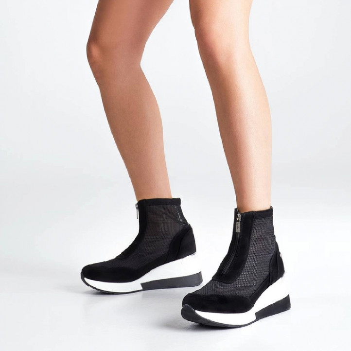 Zapatillas cuña Xti negras de rejilla y detalle plateado trasero - Querol online