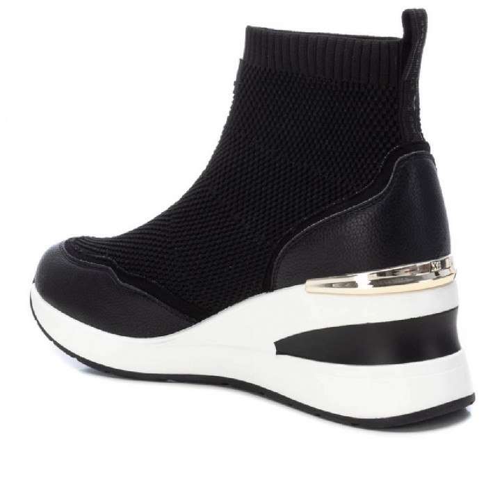 Zapatillas cuña Xti negras estilo calcetín con logo delantero - Querol online