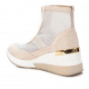 Zapatillas cuña Xti beige de rejilla y detalle dorado trasero
