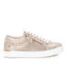 Zapatillas urban Xti doradas con troquel y cremallera lateral