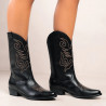 Botas planas Bryan negras con bordado jandra