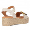 Sandalias plataformas Chika 10 color beige con trenzado y hebilla decorativa
