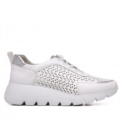 Zapatillas Amarpies perforadas blancas con detalle metálico - Querol online