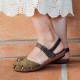Sandalias planas Walk & Fly kaki de piel con dibujo troquelado - Querol online
