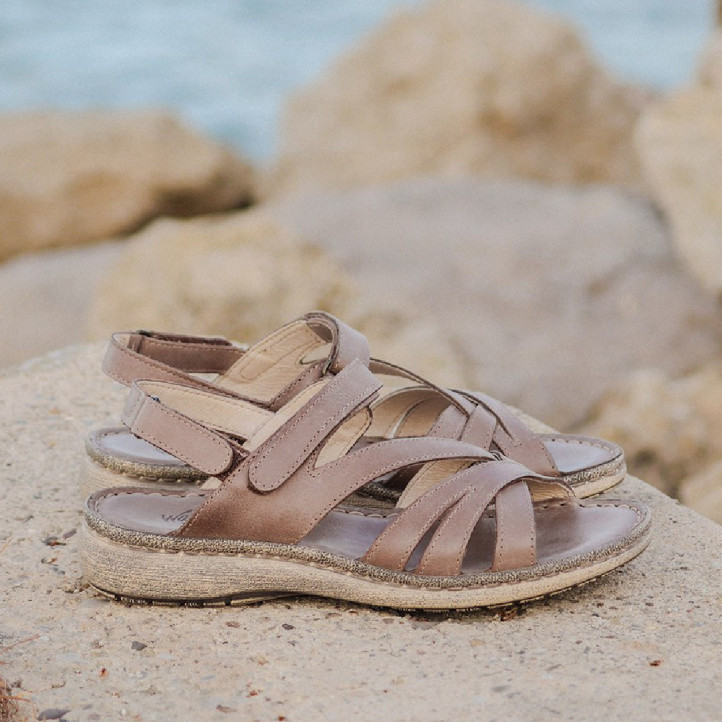 Sandàlies planes Walk & Fly marrons de pell amb doble tira de velcro - Querol online