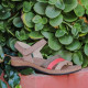 Sandàlies planes Walk & Fly marrons de pell amb tires de colors i costures vistes - Querol online