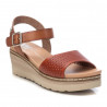 Sandalias cuña Xti de pala troquelada marrón y pulsera marrón