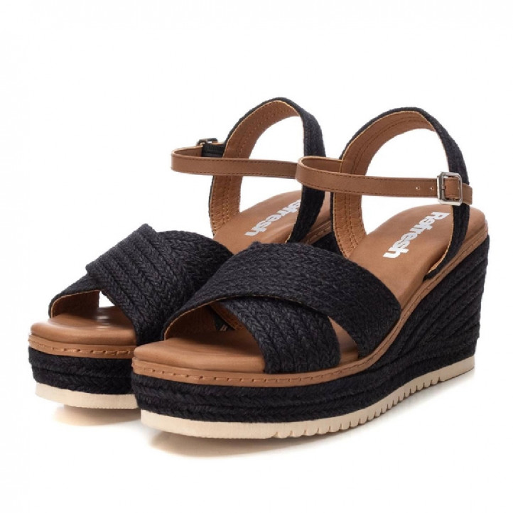 Sandalias cuña Refresh negra con material trenzado y ribete marrón - Querol online