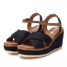 Sandalias cuña Refresh negra con material trenzado y ribete marrón