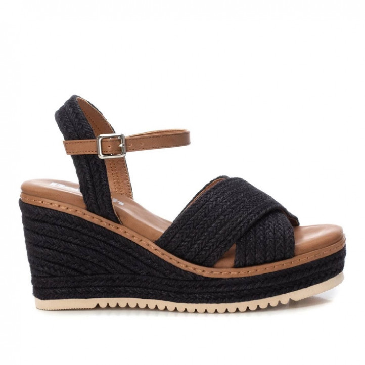 Sandalias cuña Refresh negra con material trenzado y ribete marrón - Querol online