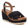 Sandalias cuña Refresh negra con material trenzado y ribete marrón