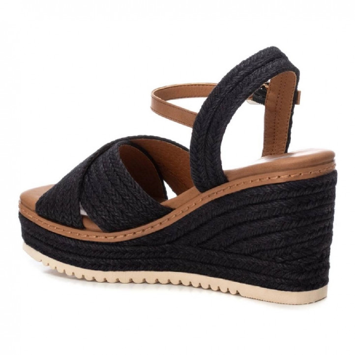 Sandalias cuña Refresh negra con material trenzado y ribete marrón - Querol online