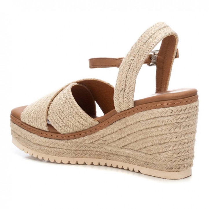 Sandalias cuña Refresh beige con material trenzado y ribete marrón - Querol online