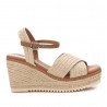Sandalias cuña Refresh beige con material trenzado y ribete marrón