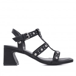 Sandalias tacón negras con tiras adornadas con tachuelas, elegantes y modernas