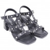 Sandalias tacón negras con tiras adornadas con tachuelas, elegantes y modernas