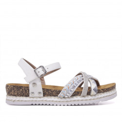 Sandalias planas blancas con tiras con diferentes adornos y cogidas al tobillo - Querol online