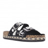 Sandalias planas negras con abalorios y doble tira con hebilla