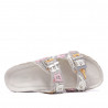 Sandàlies planes grises amb granadures i doble tira amb sivella
